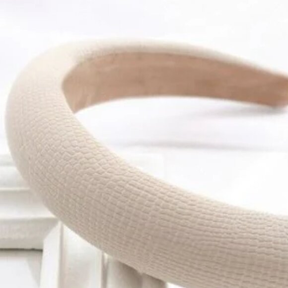 NWOT Corinna Snakeskin Textured Gray Headband - Picture 2 of 4